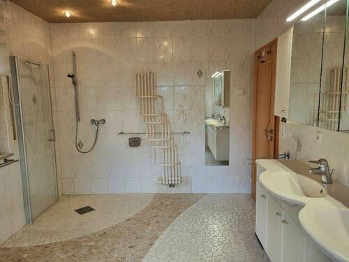 Bad mit ebenerdiger Dusche - 