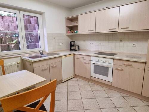 Küche im UG mit Möbeln und Eßplatz - 