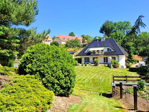 Ansicht vom weitläufigen Grundstück - 8 Zimmer Mehrfamilienhaus, Wohnhaus zum Kaufen in Klipphausen