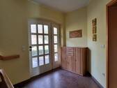 Hauseingang und Flurbereich zu den Etagen - 