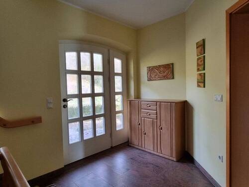 Hauseingang und Flurbereich zu den Etagen - 