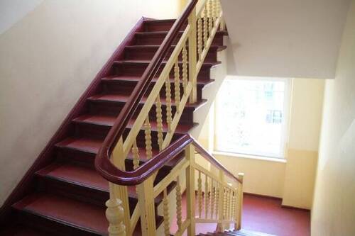 Treppenhaus - 2 Zimmer Etagenwohnung in Berlin