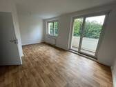 Wohnzimmer mit Balkon - 3 Zimmer Etagenwohnung zur Miete in Merseburg