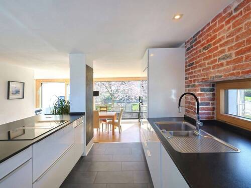 Moderne, offene Küche mit Essbereich und viel Licht - Einfamilienhaus mit 201,80 m&sup2; in Ludwigsburg zum Kaufen