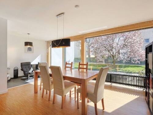 Offener Essbereich mit Kaminecke und Fensterfront zum Garten - 