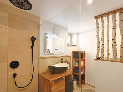 Modernes Tageslichtbadezimmer mit Regendusche, WC-Nische und Waschtisch - 