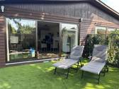 Hausansicht - Bungalowhälfte, eigenen sonnigen Garten, überdachte Terrasse,