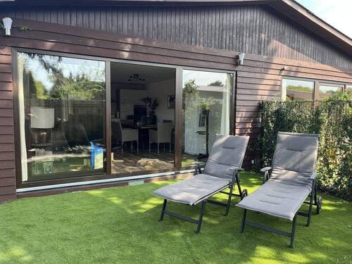 Hausansicht - Bungalowhälfte, eigenen sonnigen Garten, überdachte Terrasse,