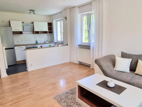 Wohnzimmer mit Blick auf Küche - 2 Zimmer Etagenwohnung zum Kaufen in Ingolstadt