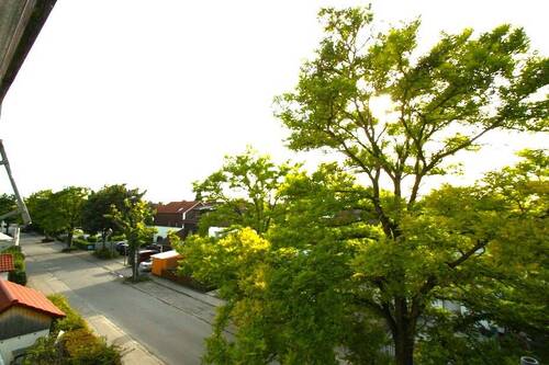 Ausblick vom Balkon - **Tolle 3 Zi.-DG-Wohnung mit sonnigem West-Balkon und Einzelgarage in kleinem MFH, Neufahrn (S1)**