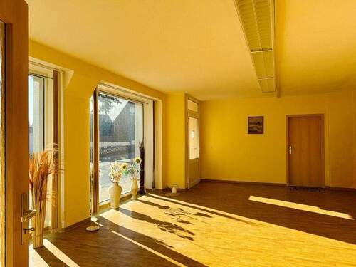 Gewerbe im EG (2) - Mehrfamilienhaus, Wohnhaus mit 252,50 m² in Großharthau zum Kaufen
