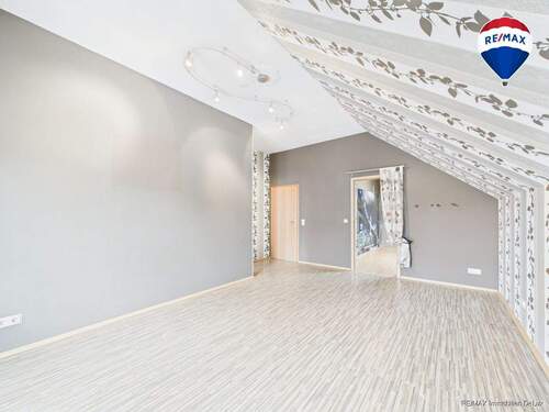 RE/MAX Immobilien DeLux Zweifamilienhaus Lebach - Steinbach Wohnzimmer - 