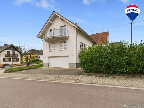RE/MAX Immobilien DeLux Haus verkauf Steinbach - 8 Zimmer Mehrfamilienhaus, Wohnhaus zum Kaufen in Lebach / Steinbach