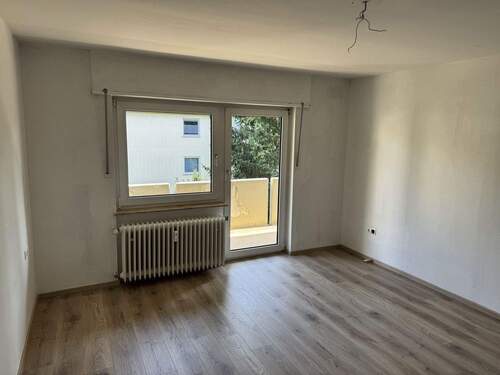 Schlafzimmer - abtapeziert - 