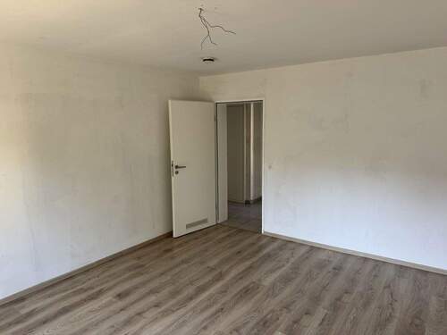 Schlafzimmer - abtapeziert - 