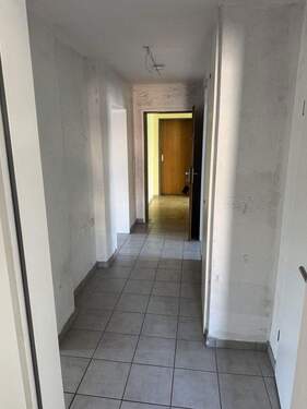 Flur - abtapeziert - 