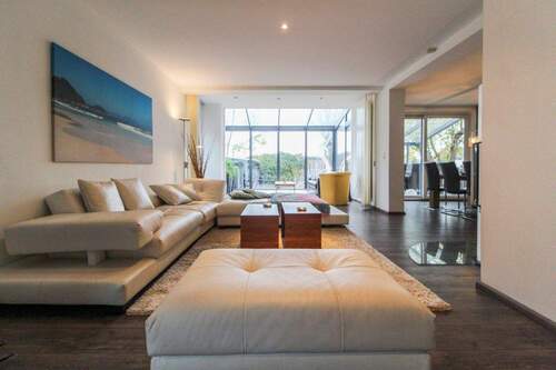 Wohnzimmer mit Wintergarten - Einfamilienhaus mit 425,20 m² in Felsberg zum Kaufen