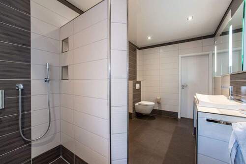 mit großer Dusche - 