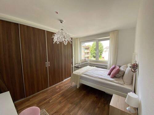 Whg. re. Schlafzimmer - 