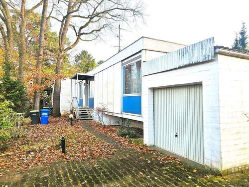 Haus Vorderansicht mit Garage - Ein Haus voller Möglichkeiten, gestalten Sie aus Potenzial Ihr persönliches Wohnprojekt.