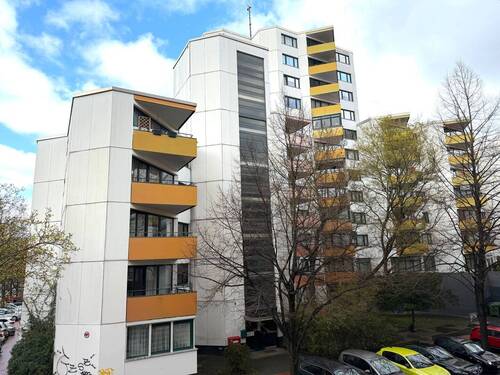 HausansichtMärz.jpeg - 2 Zimmer zum Wohlfühlen mit Aufzug, Balkon und Ausblick