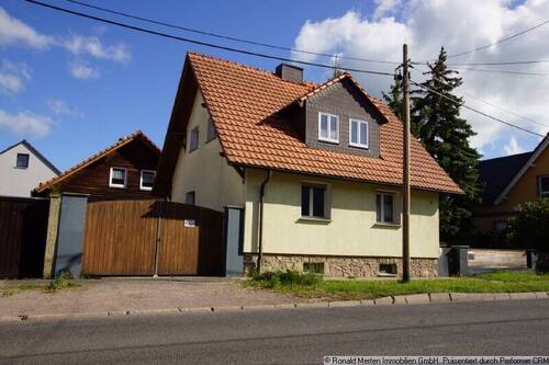 Haus Ansicht straßenseitig - Zwei Häuser in EF-Mittelhausen mit Garten