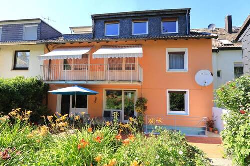Haus_ Rückseite - 9 Zimmer Einfamilienhaus zum Kaufen in Solingen