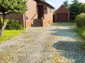 Hausansicht Hof Garage - 6 Zimmer Einfamilienhaus zum Kaufen in Bönningstedt