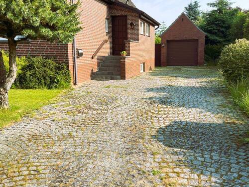 Hausansicht Hof Garage - 6 Zimmer Einfamilienhaus zum Kaufen in Bönningstedt