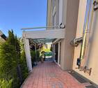 seitliche Terrasse mit Glasdach und Beschattung - 