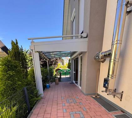 seitliche Terrasse mit Glasdach und Beschattung - 