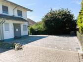 Hauseingang mit Stellplätzen - Doppelhaushälfte mit 150,60 m&sup2; in Bad Krozingen zum Kaufen