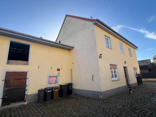 Hausansicht mit Nebengebäude - 