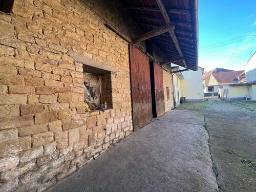 Hofansicht mit Nebengebäude - 