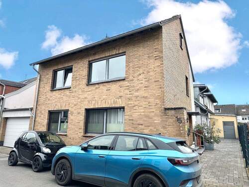 Hausansicht Vorderseite - Gepflegtes Zweifamilienhaus in gefragter Wohnlage