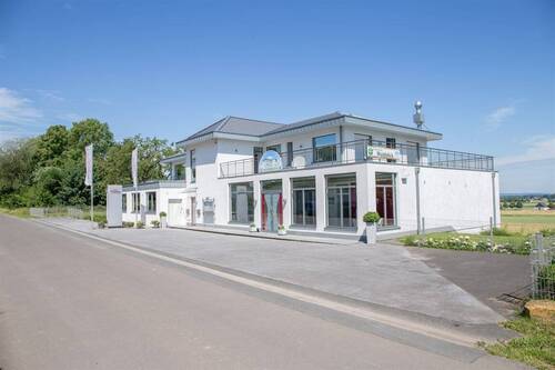 Außenansicht - Luxuriöse Veranstaltungshalle plus Wohnung und Büro in idyllischer Lage am Wiehengebirge