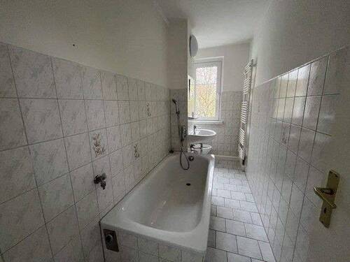 Bad.jpg - Etagenwohnung mit 50,00 m&sup2; in Zwickau zur Miete