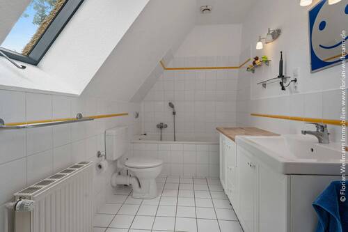 Tageslichtbad (4,64m²) mit Wanne und Duschvorrichtung. - 