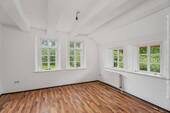 Zweites flexibel nutzbares Wohn-, Schlaf-, Arbeits- oder Gästezimmer (12,53m²) im Erdgeschoss. - 