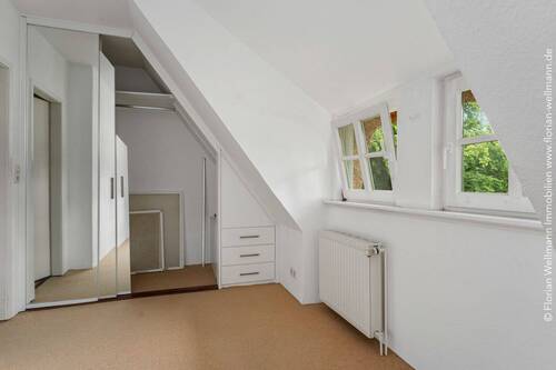 Kinderzimmer (7,39m² ) mit Einbauschrank. - 