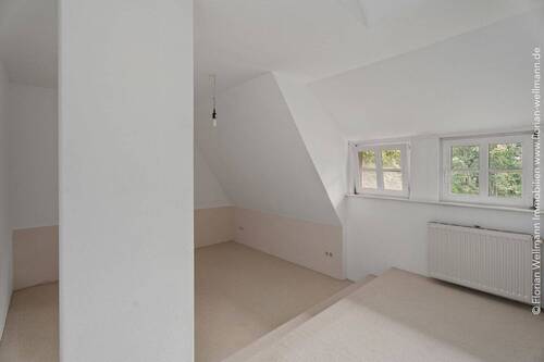 Schlafzimmer (12,07m²) mit Einbauschrank. - 