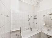 Zeitloses Badezimmer mit Wanne ähnlich - 