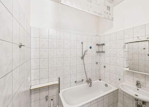 Zeitloses Badezimmer mit Wanne ähnlich - 