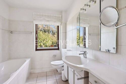 Helles Badezimmer mit Wanne und Dusche - 