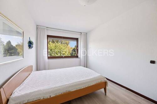 Schlafzimmer im Erdgeschoss mit Blick in den Garten - Doppelhaushälfte mit 129,00 m² in Hamburg zum Kaufen