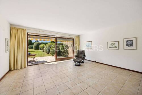 Heller Wohn-Essbereich mit Südwest-Terrasse davor - 