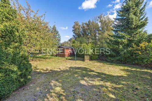 Blick in den hinteren Bereich des Gartens mit Schuppen - 