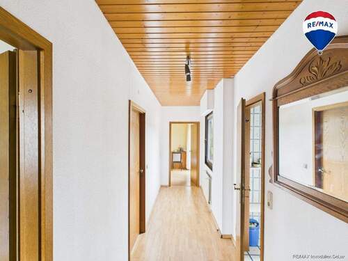 RE/MAX Immobilien DeLux Einfamilienhaus Wallerfangen-Oberlimberg Flur 1 - 