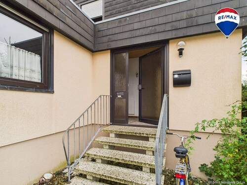 RE/MAX Immobilien DeLux Einfamilienhaus Wallerfangen-Oberlimberg Eingang - 8 Zimmer Einfamilienhaus zum Kaufen in Wallerfangen / Oberlimberg