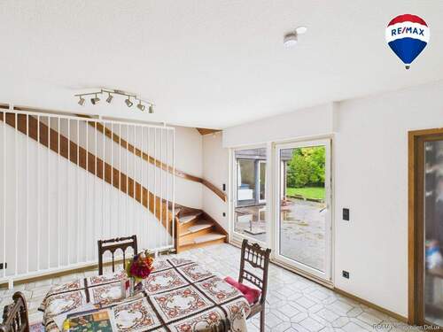 RE/MAX Immobilien DeLux Einfamilienhaus Wallerfangen-Oberlimberg Aufgang Studio - 8 Zimmer Einfamilienhaus in Wallerfangen / Oberlimberg